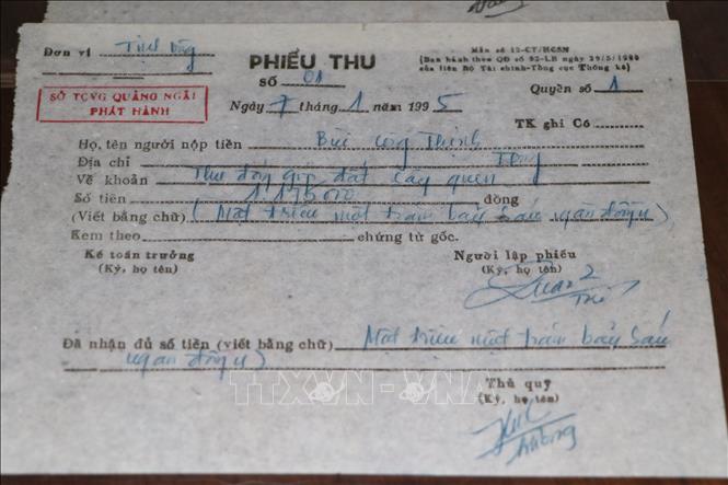 Giấy nộp tiền của người dân. Ảnh: Đinh Hương - TTXVN