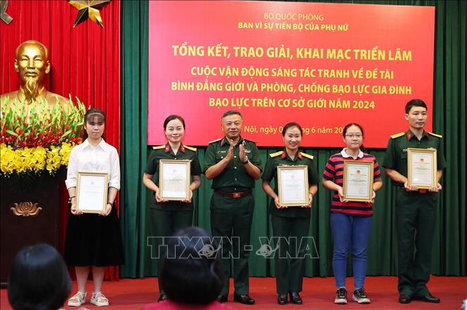 Trung tướng Lê Quang Minh, Phó Chủ nhiệm Tổng cục Chính trị QĐND Việt Nam trao giải Đặc biệt và giải Nhất cho các tác giả. Ảnh: Trọng Đức - TTXVN