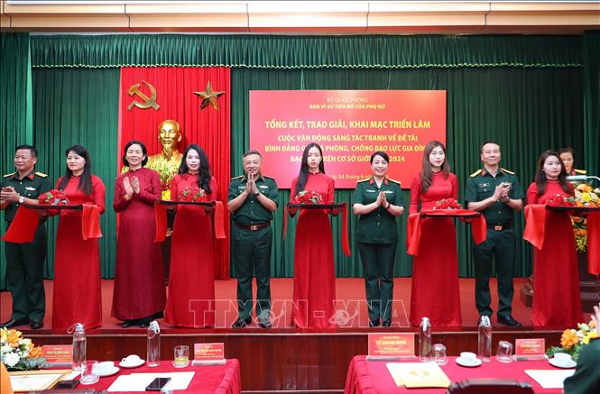 Các đại biểu thực hiện nghi thức cắt băng khai mạc triển lãm. Ảnh: Trọng Đức - TTXVN