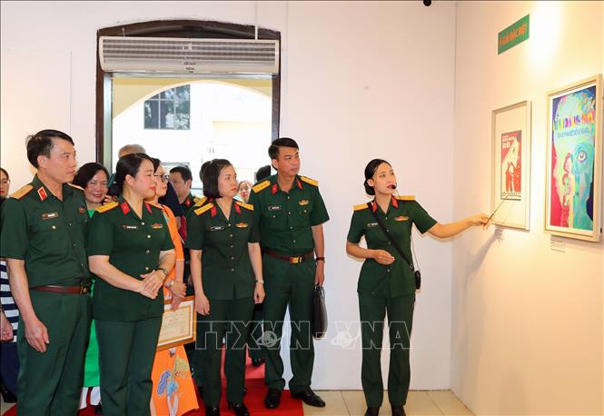 Các đại biểu tham quan triển lãm tranh. Ảnh: Trọng Đức - TTXVN