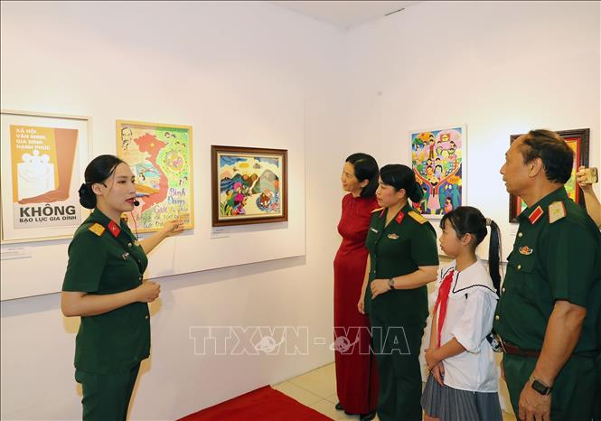 Các đại biểu tham quan triển lãm tranh. Ảnh: Trọng Đức - TTXVN