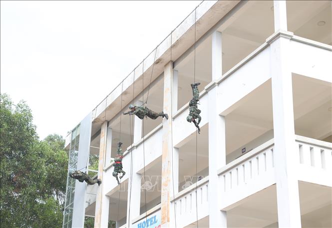 Chiến sĩ Lữ đoàn Đặc công 198 thực hành kỹ thuật tụt dây chiến thuật. Ảnh: Tuấn Anh - TTXVN