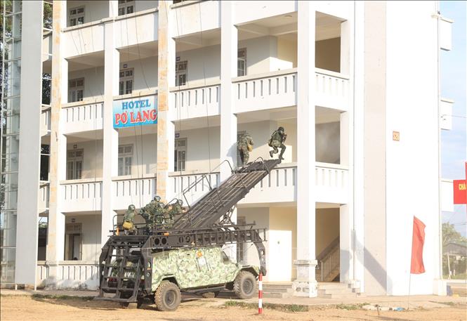 Chiến sĩ Lữ đoàn Đặc công 198 thực hành nội dung tập kích mục tiêu địch phòng ngự. Ảnh: Tuấn Anh - TTXVN