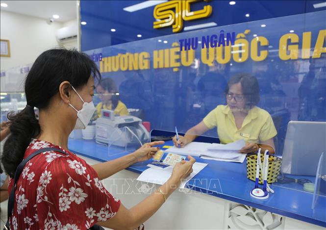 Trong ngày 4/6, mỗi người được mua từ 1-2 lượng vàng để đảm bảo nguồn cung cho tất cả khách hàng. Ảnh: Minh Thu- TTXVN