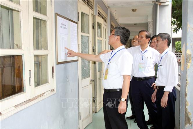 Lãnh đạo tỉnh Hưng Yên kiểm tra công tác thi tại điểm thi THPT Chuyên Hưng Yên. Ảnh: TTXVN phát