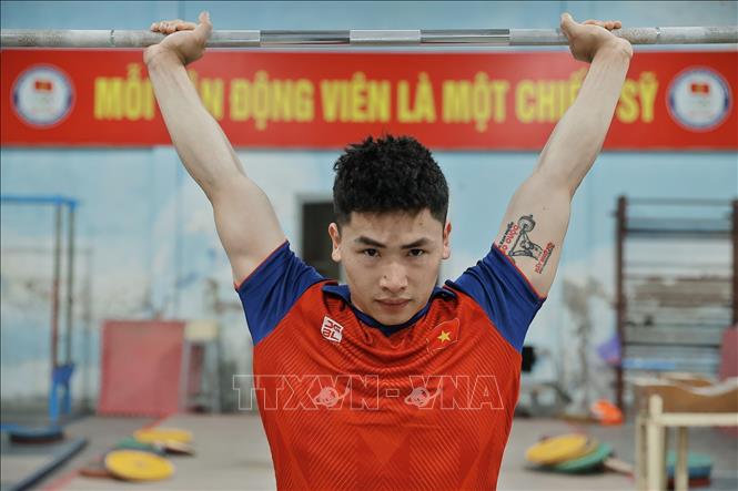 Đô cử Trịnh Văn Vinh đang nỗ lực tập luyện để đạt thành tích tốt nhất tại kỳ Olympic sắp tới. Ảnh: Minh Quyết – TTXVN