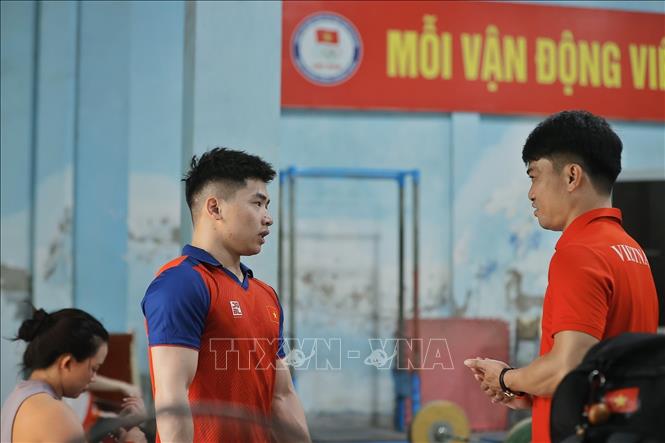 Phút trao đổi giữa hai thầy trò trong thời gian tập luyện. Ảnh: Minh Quyết – TTXVN