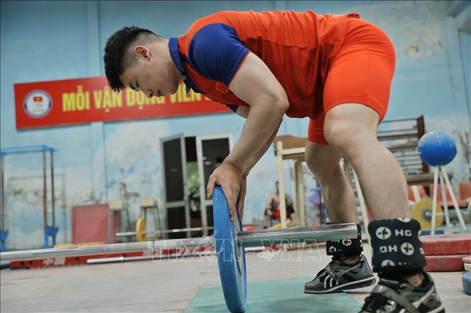 Đô cử Trịnh Văn Vinh nỗ lực tập luyện để đạt thành tích tốt nhất tại kỳ Olympic sắp tới. Ảnh: Minh Quyết – TTXVN