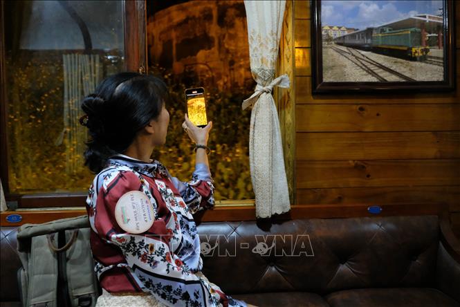 Trên chuyến tàu hỏa cổ du khách có cơ hội ngắm nhìn màn đêm lung linh huyền ảo của Đà Lạt. Ảnh: Nguyễn Dũng – TTXVN