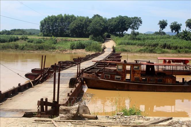 Cầu phao xã Cẩm Vân cũ, hư hỏng, xuống cấp, ảnh hưởng tới việc giao thương và sản xuất của người dân. Ảnh: Nguyễn Nam - TTXVN