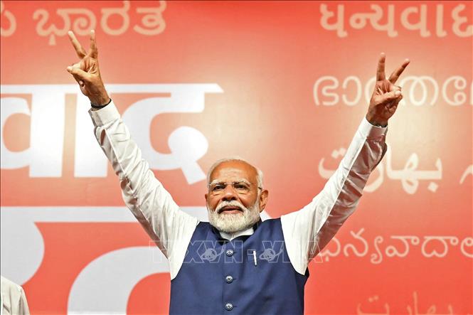 Thủ tướng Ấn Độ Narendra Modi mừng chiến thắng của Liên minh Dân chủ quốc gia (NDA) do đảng Nhân dân Ấn Độ (BJP) đứng đầu, tại New Delhi, ngày 4/6/2024. Ảnh: AFP/TTXVN 
