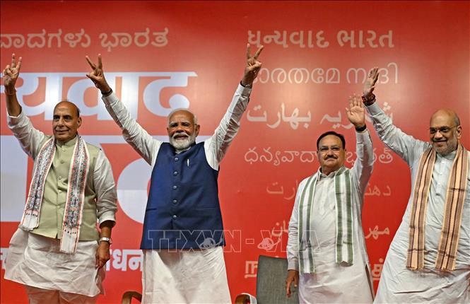 Thủ tướng Ấn Độ Narendra Modi (thứ 2, trái) cùng các lãnh đạo Liên minh Dân chủ quốc gia (NDA) do đảng Nhân dân Ấn Độ (BJP) đứng đầu, mừng chiến thắng của NDA tại New Delhi, ngày 4/6/2024. Ảnh: AFP/TTXVN 