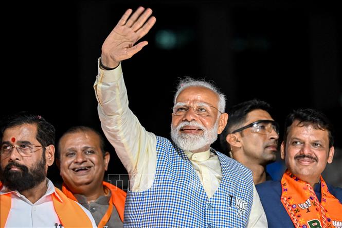 Thủ tướng Ấn Độ Narendra Modi (giữa) trong cuộc gặp những người ủng hộ trước vòng thứ 5 cuộc tổng tuyển cử nước này, tại Mumbai, ngày 15/5/2024. Ảnh: AFP/TTXVN 