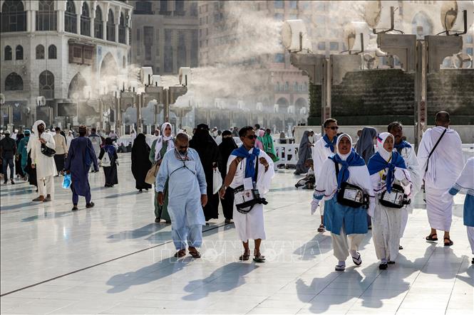 Hệ thống phun sương giúp hạ nhiệt trong ngày nắng nóng tại Thánh địa Mecca ở Saudi Arabia ngày 4/6/2024. Ảnh: AFP/TTXVN