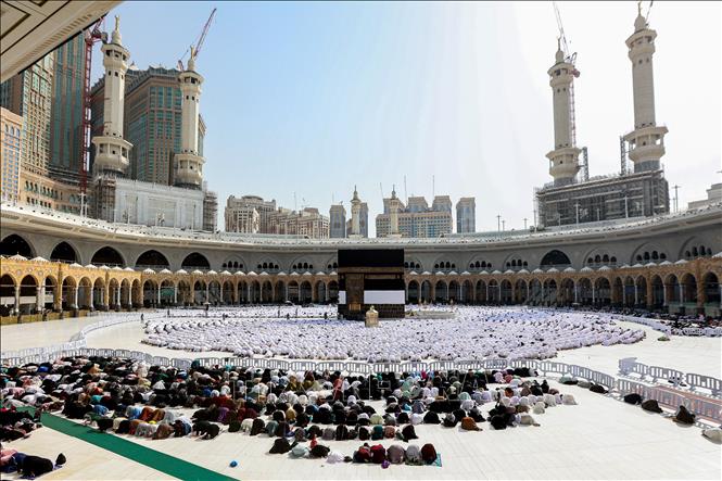 Các tín đồ Hồi giáo cầu nguyện tại Thánh địa Mecca ở Saudi Arabia, trước lễ hành hương Hajj, ngày 4/6/2024. Ảnh: AFP/TTXVN