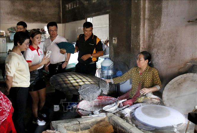 Đoàn khảo sát tìm hiểu tại làng nghề bánh tráng Phú Long, huyện Hàm Thuận Bắc (Bình Thuận). Ảnh: Nguyễn Thanh - TTXVN