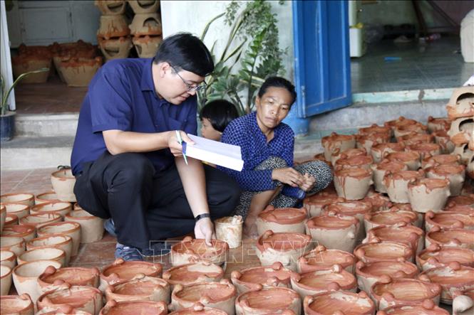 Đoàn khảo sát tìm hiểu cách làm gốm thủ công tại làng nghề gốm Bình Đức của người Chăm tại huyện Bắc Bình (Bình Thuận). Ảnh: Nguyễn Thanh - TTXVN