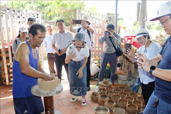 Đoàn khảo sát tìm hiểu cách làm gốm thủ công tại làng nghề gốm Bình Đức của người Chăm tại huyện Bắc Bình (Bình Thuận). Ảnh: Nguyễn Thanh - TTXVN