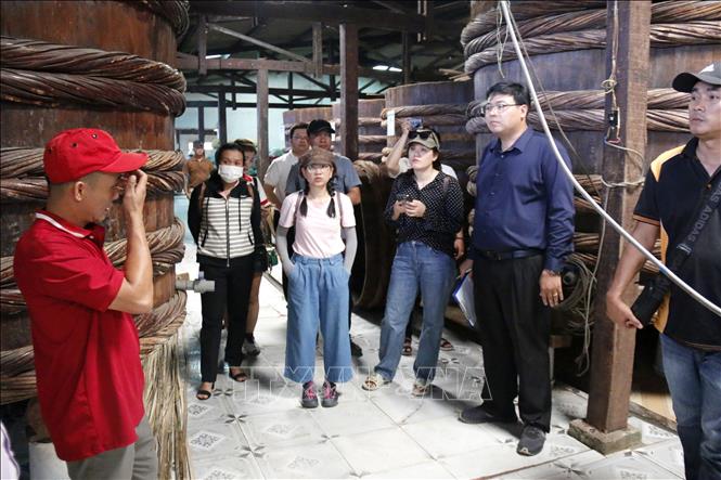 Đoàn khảo sát làng nghề làm nước mắm truyền thống tại thành phố Phan Thiết (Bình Thuận). Ảnh: Nguyễn Thanh - TTXVN