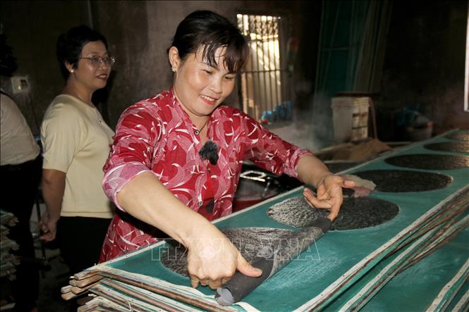 Bánh tráng được làm theo cách truyền thống tại làng nghề bánh tráng Phú Long, huyện Hàm Thuận Bắc (Bình Thuận). Ảnh: Nguyễn Thanh - TTXVN