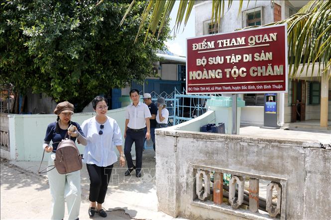 Đoàn khảo sát tham quan điểm trưng bày bộ sưu tập di sản Hoàng tộc Chăm tại huyện Bắc Bình (Bình Thuận). Ảnh: Nguyễn Thanh - TTXVN