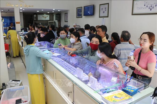 Người dân đợi mua vàng tại 1 điểm giao dịch vàng SJC ở Nha Trang. Ảnh: Đặng Tuấn -TTXVN