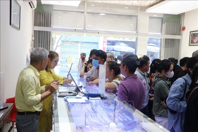 Người dân thực hiện giao dịch mua vàng tại Nha Trang. Ảnh: Đặng Tuấn - TTXVN