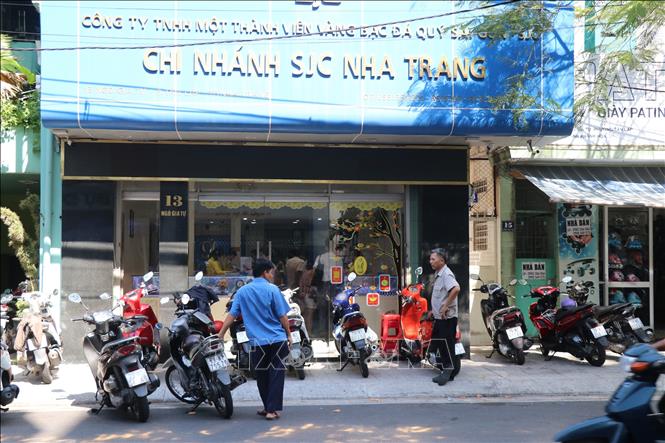 Cửa hàng vàng SJC Nha Trang có nhiều người đến mua vàng. Ảnh: Đặng Tuấn - TTXVN