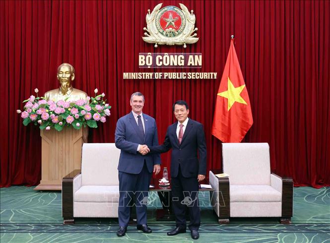 Thượng tướng Lương Tam Quang, Thứ trưởng Bộ Công an với Giám đốc Cơ quan An ninh vận tải, Bộ An ninh nội địa Mỹ David Pekoske. Ảnh: Phạm Kiên - TTXVN