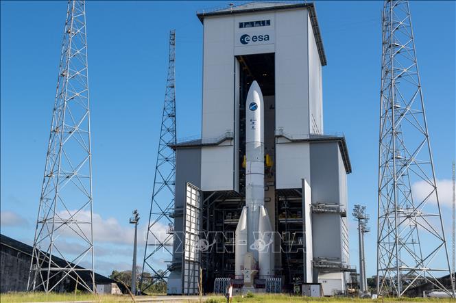 Tên lửa Ariane 6 được đặt vào bệ phóng tại sân bay vũ trụ châu Âu ở Kourou, Guiana (Pháp), ngày 22/6/2023. Ảnh: AFP/TTXVN