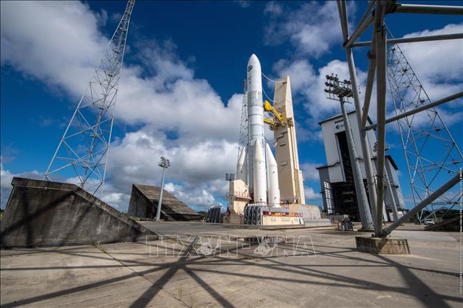 Tên lửa Ariane 6 được đặt vào bệ phóng tại sân bay vũ trụ châu Âu ở Kourou, Guiana (Pháp), ngày 22/6/2023. Ảnh: AFP/TTXVN