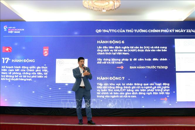 Ông Phan Đức Trung, Phó Chủ tịch thường trực Hiệp hội Blockchain Việt Nam báo cáo tại Hội thảo. Ảnh: Tiến Lực - TTXVN