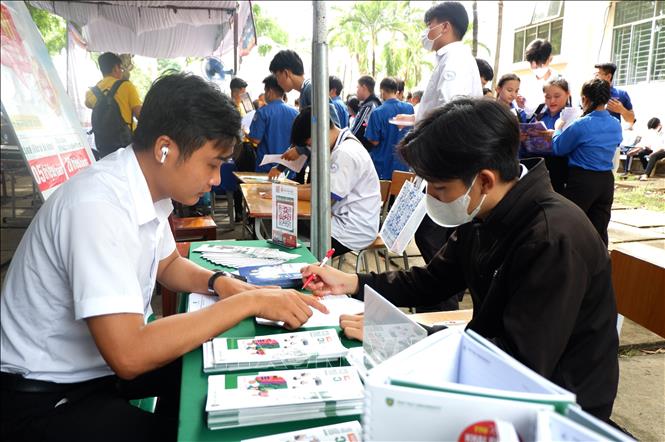 Các sở, ngành Long An thường xuyên tổ chức các hoạt động kết nối người lao động tìm việc với doanh nghiệp có nhu cầu tuyển dụng. Ảnh: Đức Hạnh - TTXVN 