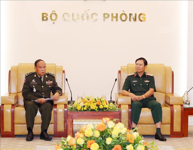 Thượng tướng Nguyễn Tân Cương, Tổng Tham mưu trưởng QĐND Việt Nam, Thứ trưởng Bộ Quốc phòng tiếp Đại tướng Mao Sophan, Phó Tổng Tư lệnh Quân đội kiêm Tư lệnh Lục quân Hoàng gia Campuchia. Ảnh: Trọng Đức - TTXVN