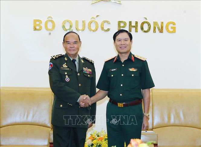 Thượng tướng Nguyễn Tân Cương, Tổng Tham mưu trưởng QĐND Việt Nam, Thứ trưởng Bộ Quốc phòng tiếp Đại tướng Mao Sophan, Phó Tổng Tư lệnh Quân đội kiêm Tư lệnh Lục quân Hoàng gia Campuchia. Ảnh: Trọng Đức - TTXVN