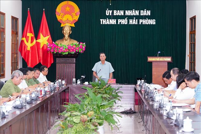 Chủ tịch UBND thành phố Hải Phòng Nguyễn Văn Tùng điều hành cuộc làm việc. Ảnh: Minh Huệ - TTXVN