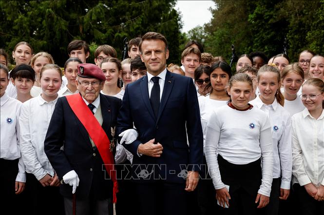 Tổng thống Pháp Emmanuel Macron (giữa, hàng đầu) và một cựu chiến binh dự lễ tưởng nhớ những người đã thiệt mạng trong Thế chiến II ở Plumelec, miền Tây Pháp ngày 5/6/2024. Ảnh: AFP/TTXVN