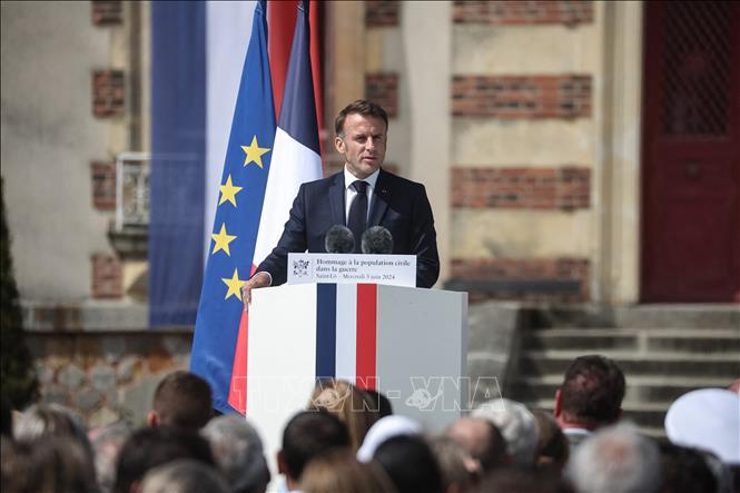 Tổng thống Pháp Emmanuel Macron phát biểu tại lễ tưởng niệm những người đã thiệt mạng trong Thế chiến II ở thị trấn Saint-Lo, Normandy ngày 5/6/2024. Ảnh: AFP/TTXVN
