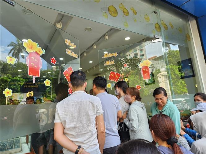 Người dân chờ đến lượt mua vàng theo phương án bình ổn giá của Ngân hàng Nhà nước tại Chi nhánh SJC Huế. Ảnh: Mai Trang - TTXVN