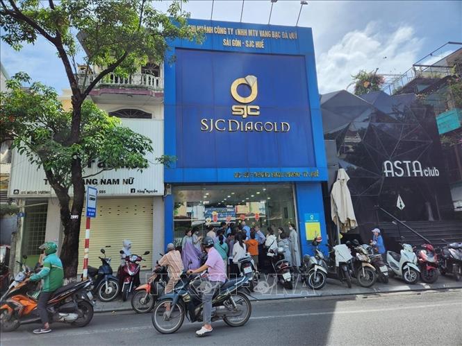 Người dân chờ đến lượt mua vàng theo phương án bình ổn giá của Ngân hàng Nhà nước tại Chi nhánh SJC Huế. Ảnh: Mai Trang - TTXVN