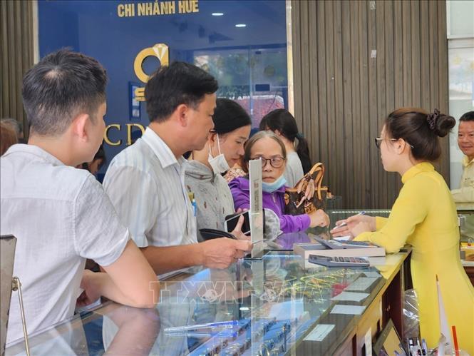 Người dân mua vàng theo phương án bình ổn giá của Ngân hàng Nhà nước tại SJC chi nhánh Huế. Ảnh: Mai Trang - TTXVN