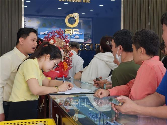 Nhân viên cửa hàng SJC chi nhánh Huế thông báo tạm ngừng bán vàng trong phiên giao dịch buổi sáng. Ảnh: Mai Trang - TTXVN
