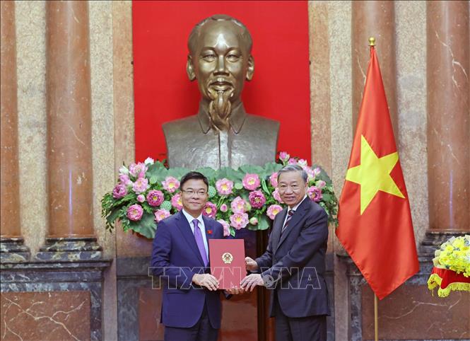 Chủ tịch nước Tô Lâm trao Quyết định bổ nhiệm cho Phó Thủ tướng Lê Thành Long. Ảnh: Nhan Sáng-TTXVN