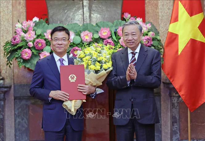 Chủ tịch nước Tô Lâm trao Quyết định bổ nhiệm cho Phó Thủ tướng Lê Thành Long. Ảnh: Nhan Sáng-TTXVN
