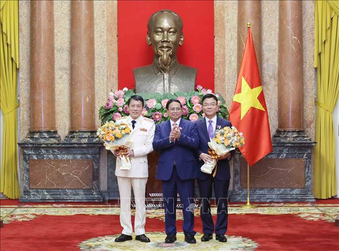 Thủ tướng Phạm Minh Chính chúc mừng Phó Thủ tướng Lê Thành Long và Bộ trưởng Bộ Công an Lương Tam Quang. Ảnh: Nhan Sáng-TTXVN