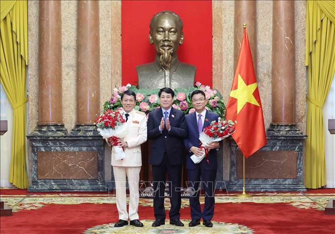 Ủy viên Bộ Chính trị, Thường trực Ban Bí thư Lương Cường chúc mừng Phó Thủ tướng Lê Thành Long và Bộ trưởng Bộ Công an Lương Tam Quang. Ảnh: Nhan Sáng-TTXVN