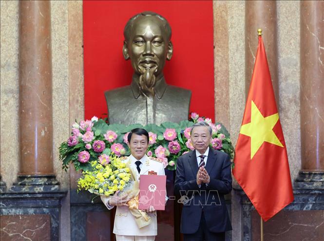 Chủ tịch nước Tô Lâm trao Quyết định bổ nhiệm cho Thượng tướng Lương Tam Quang, Bộ trưởng Bộ Công an. Ảnh: Nhan Sáng-TTXVN