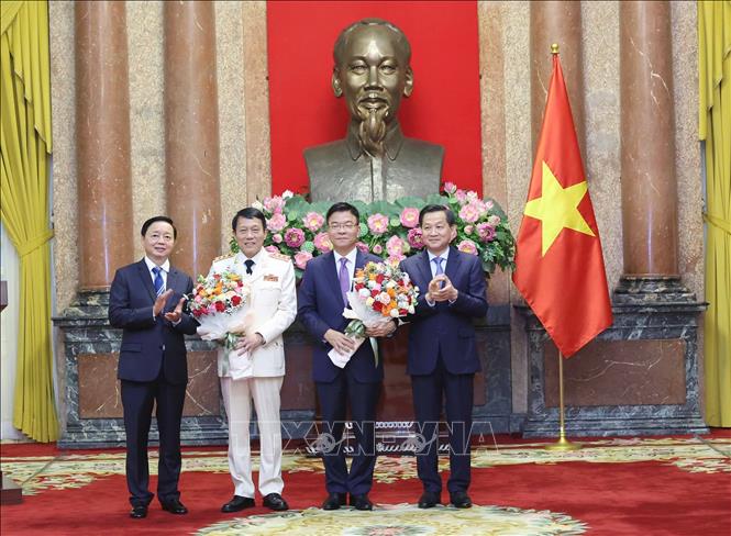 Các Phó Thủ tướng Lê Minh Khái, Trần Hồng Hà chúc mừng Phó Thủ tướng Lê Thành Long và Bộ trưởng Bộ Công an Lương Tam Quang. Ảnh: Nhan Sáng-TTXVN