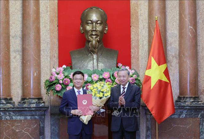 Chủ tịch nước Tô Lâm trao Quyết định bổ nhiệm cho Phó Thủ tướng Lê Thành Long. Ảnh: Nhan Sáng-TTXVN