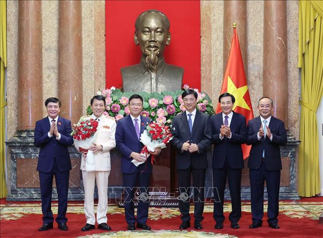 Lãnh đạo 4 Văn phòng Trung ương chúc mừng Phó Thủ tướng Lê Thành Long và Bộ trưởng Bộ Công an Lương Tam Quang. Ảnh: Nhan Sáng-TTXVN